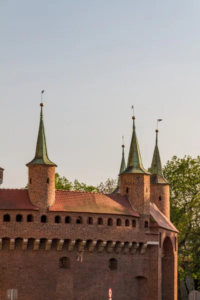 Een poort naar krakow - het best bewaarde barbican in Europa, Polen — Stockfoto