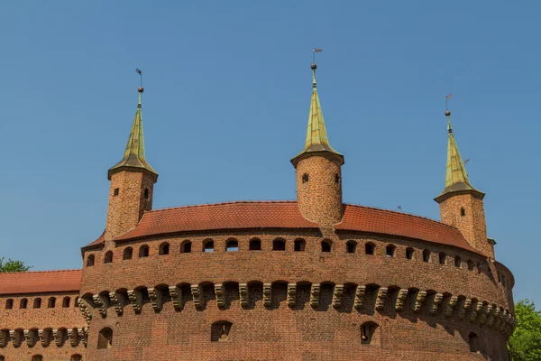 Une porte vers Cracovie - la barbacane la mieux conservée d'Europe, Pologne — Photo