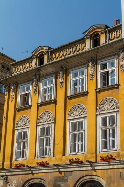 Bela fachada da casa da cidade velha em Cracóvia, Polônia — Fotografia de Stock