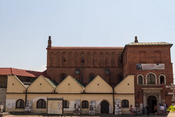 Ancienne synagogue dans le quartier historique juif Kazimierz de Cracovie, Pologne — Photo