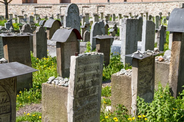 The Remuh Cemetery in Krakow, Poland, is a Jewish cemetery established in 1535. It is located beside the Remuh Synagogue — Stock Photo, Image