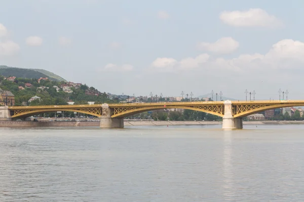 Schilderachtig uitzicht van de onlangs vernieuwde margit brug in Boedapest. — Stockfoto