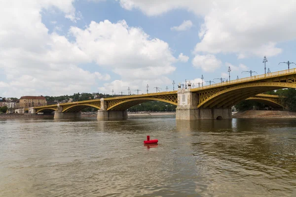 มุมมองที่สวยงามของสะพานมาร์กิตที่เพิ่งเปิดใหม่ในบูดาเปสต์ . — ภาพถ่ายสต็อก
