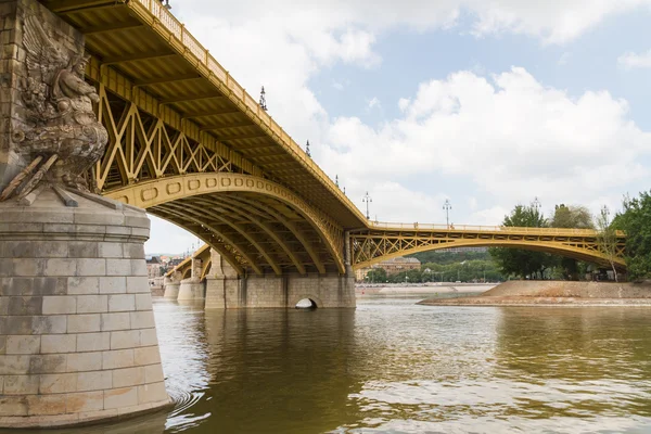 在布达佩斯最近重新的玛吉桥景区景. — 图库照片