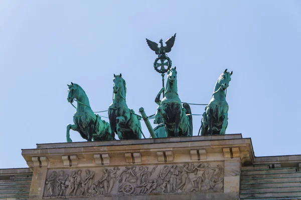 El Brandenburger Tor (Puerta de Brandeburgo) es la antigua puerta de entrada — Foto de Stock