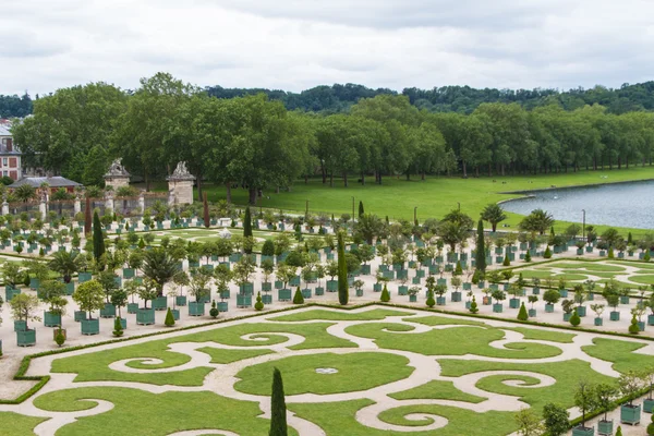 Famoso palacio Versalles cerca de París, Francia con hermosa garde — Foto de Stock