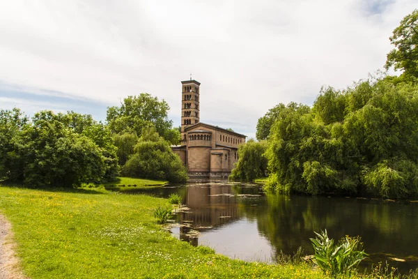 En kyrka i potsdam Tyskland på UNESCO: s världsarvslista — Stockfoto