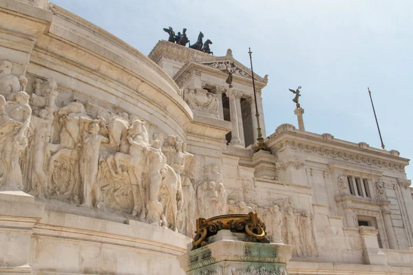 Конный памятник Виктору Эммануилу II возле Витториано — стоковое фото