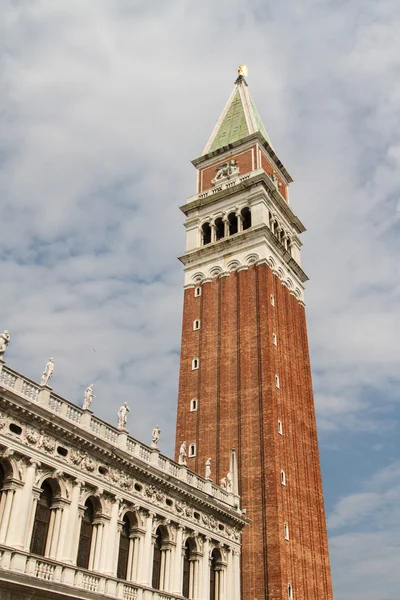 Campanile σήματα St - campanile di san marco στα ιταλικά, το καμπαναριό του Αγίου σηματοδοτεί Βασιλική στη Βενετία, Ιταλία. — Φωτογραφία Αρχείου