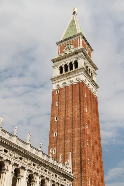 St marks campanile - campanile di san marco in het Italiaans, de klokkentoren van st markeert basiliek in Venetië, Italië. — Stockfoto