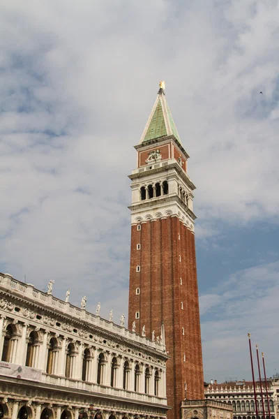 St marks campanile - campanile di san marco in het Italiaans, de klokkentoren van st markeert basiliek in Venetië, Italië. — Stockfoto