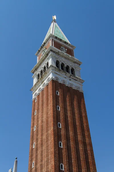 St marks campanile - campanile di san marco auf italienisch, der glockenturm von st marks basilica in venedig, italien. — Stockfoto