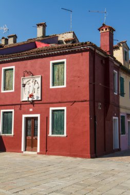 satır renkli evlerin içinde burano sokak, İtalya.