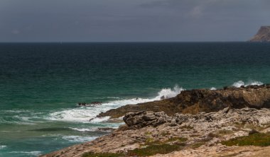 kavga dalgalar Atlantik Okyanusu kayalık sahilleri terk etti.,