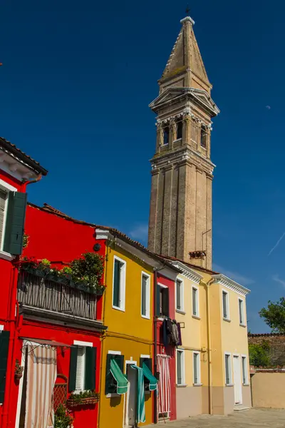 A fila de casas coloridas na rua Burano, Itália . — Fotografia de Stock