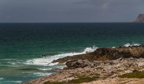 A hullámok elleni küzdelem, a kihalt sziklás parton az Atlanti-óceán, — Stock Fotó
