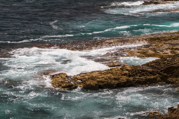 As ondas lutando sobre a costa rochosa deserta do oceano Atlântico , — Fotografia de Stock