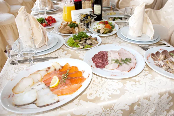 Comida en la mesa del banquete —  Fotos de Stock