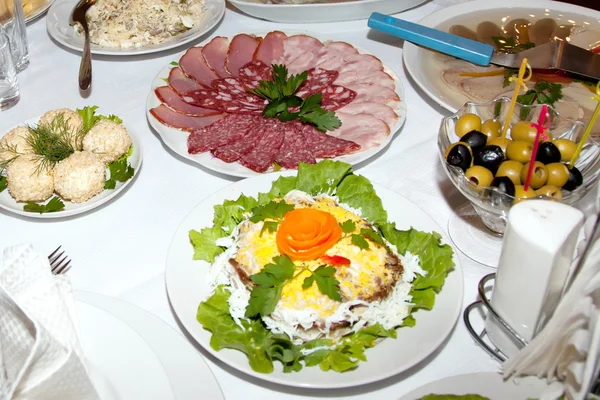 Eten aan feestzaal tafel — Stockfoto