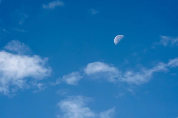 Ουρανός το πρωί με το μισό φεγγάρι και τα σύννεφα — Φωτογραφία Αρχείου