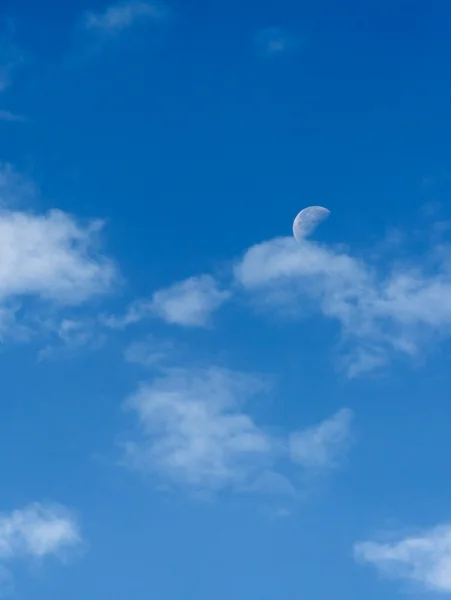 Ochtend hemel met de halve maan en de wolken — Stockfoto
