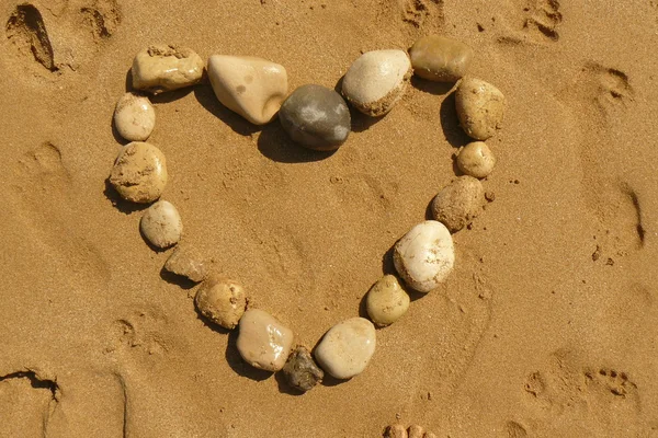 Любовне серце з гальки на пляжі — стокове фото