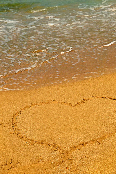 Szív a homokos tengerparton — Stock Fotó