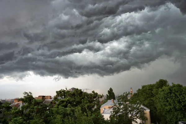 Nuvens tempestuosas sobre a cidade — Fotografia de Stock