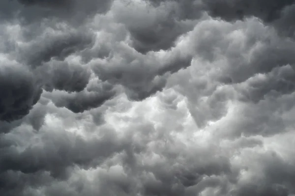 暴风雨的乌云的背景 — 图库照片