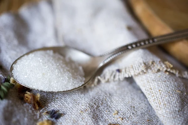 Macro bodegón de cuchara de té con azúcar blanca —  Fotos de Stock