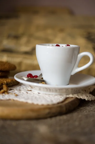 Овсяное печенье с кофе и взбитыми сливками — стоковое фото