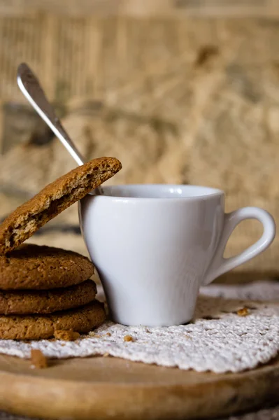 Oat cookies biscuits with cup of coffee — Stock Photo, Image