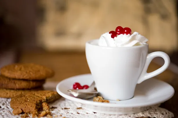 Μπισκότα βρώμης με καφέ και κτυπημένη κρέμα Φωτογραφία Αρχείου