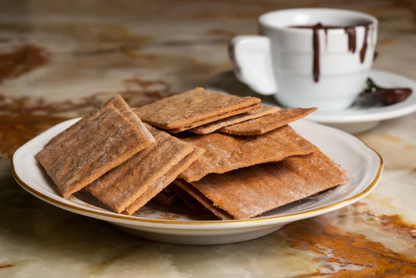 Biscoitos e xícara de chocolate — Fotografia de Stock
