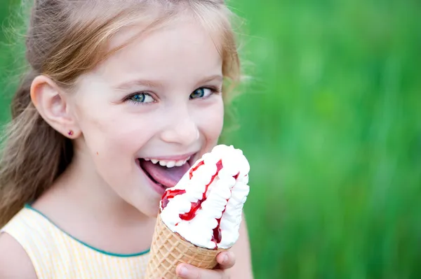 Bella bambina mangia il gelato — Foto Stock