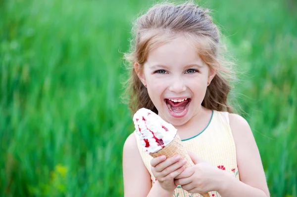 Güzel küçük kız dondurma yiyor — Stok fotoğraf