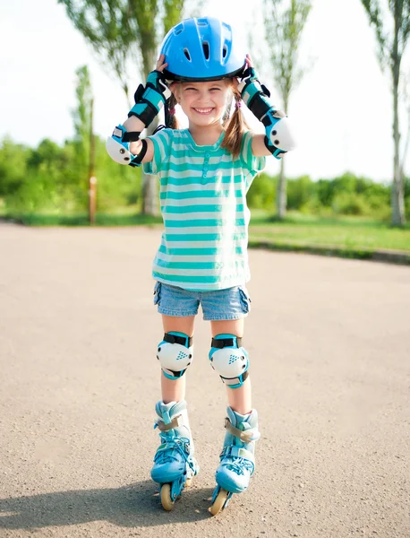 ローラー スケートの少女 — ストック写真