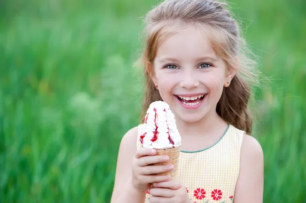 Krásná holčička jí zmrzlina — Stock fotografie