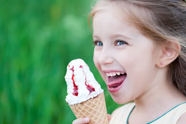 Güzel küçük kız dondurma yiyor — Stok fotoğraf