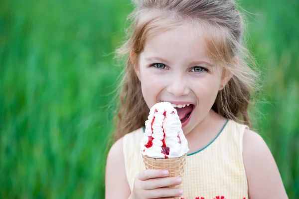 Belle petite fille mange de la glace — Photo
