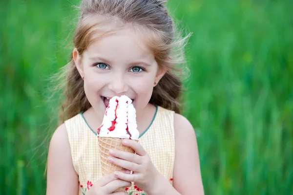 Mooi meisje eet ijs — Stockfoto