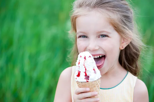 Beautiful little girl eats ice-cream — Stock Photo, Image