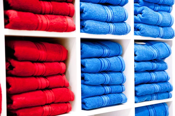 Półka z ręcznikami — Zdjęcie stockowe