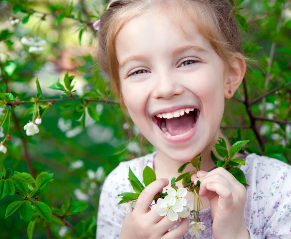 Menina com arbusto árvore florescente — Fotografia de Stock