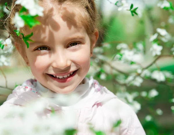 Petite fille avec buisson en fleurs — Photo