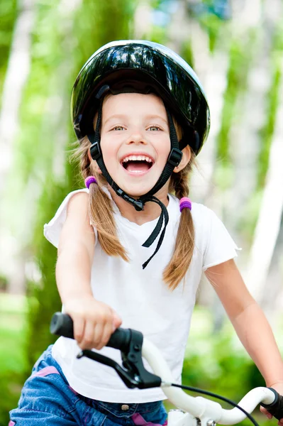 Chica con bicicleta — Foto de Stock