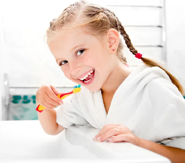 Küçük kız dişlerini fırçalıyor. — Stok fotoğraf