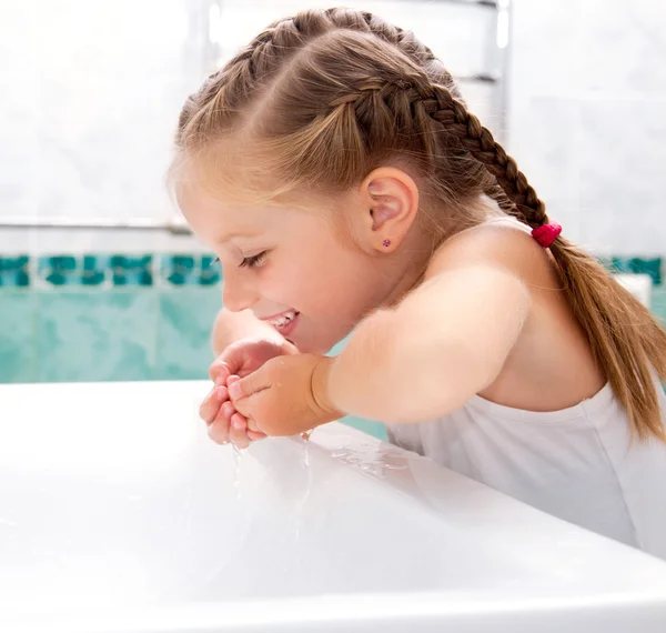Meisje wassen in het bad — Stockfoto