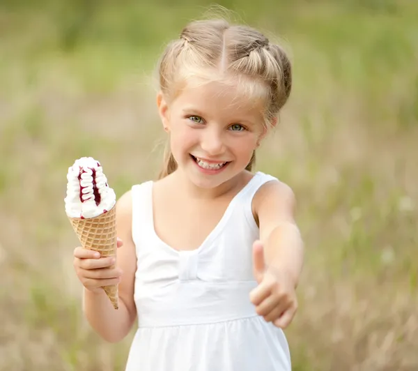 Meisje met consumptie-ijs — Stockfoto