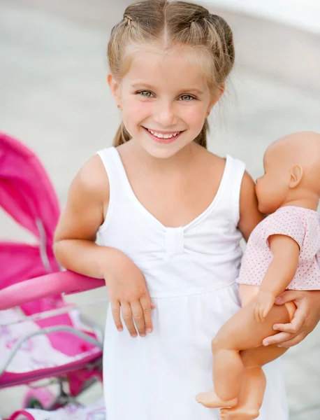 Liten flicka med leksak transport — Stockfoto